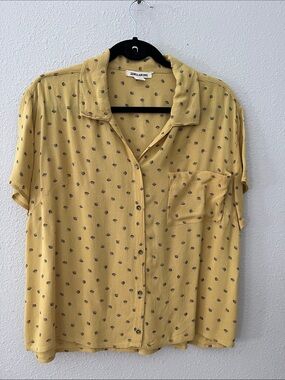 Billabong woman’s Mustard Short-Sleeve Button-Down Shirt 
Suttel print
Sz  L